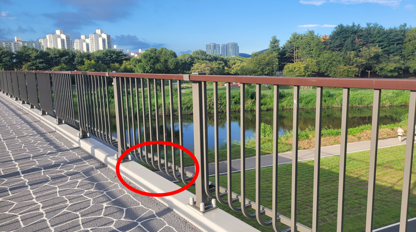 KCE 교량용 펜스 사진